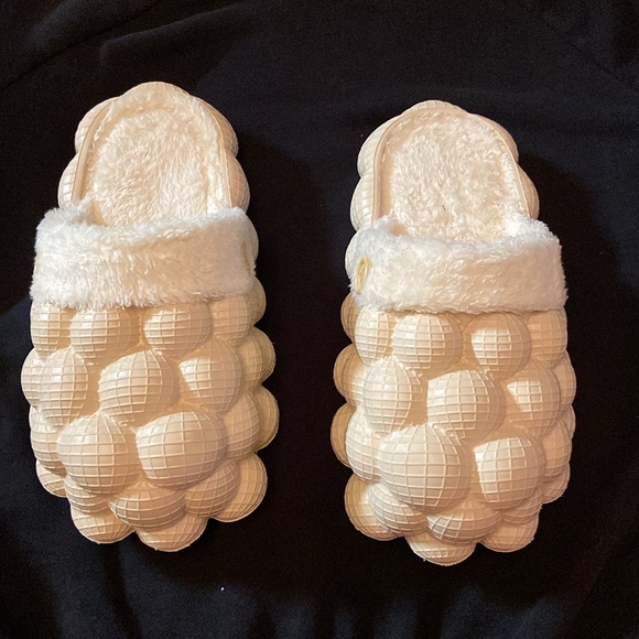bubble slides, size 36-37. barely worn, in good condition. - Picture 2 of 2